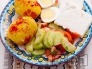 Рецепта Българска вечеря от варени картофи, варени яйца, сирене и салата домати и краставици